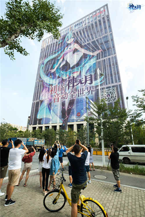 墙体海报创意无限引无数路人围观